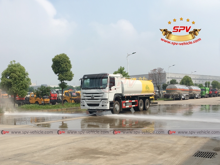 20,000 Litres Water Sprinkling Truck SINOTRUK - Front Flushing